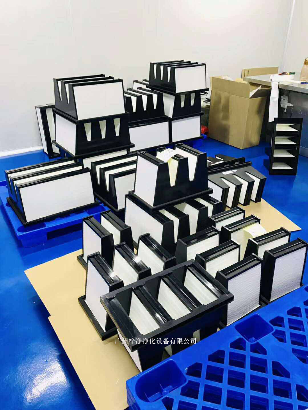 空氣過濾器能有效去除空氣中的塵埃顆粒,如細菌、灰塵等,確保潔凈室內空氣的潔凈度。 空氣過濾器能有效去除空氣中的塵埃顆粒,如細菌、灰塵等,確保潔凈室內空氣的潔凈度。